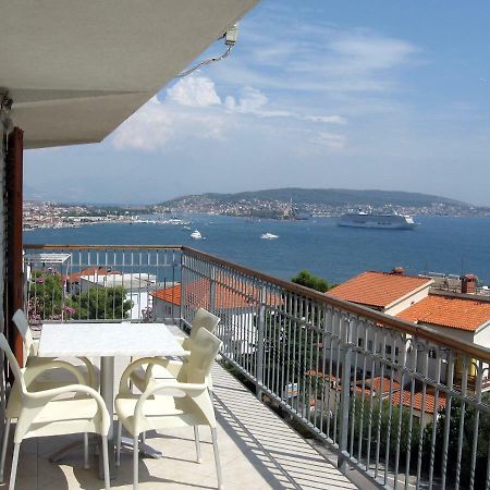 Apartment With Splendid Sea View Трогир Екстериор снимка