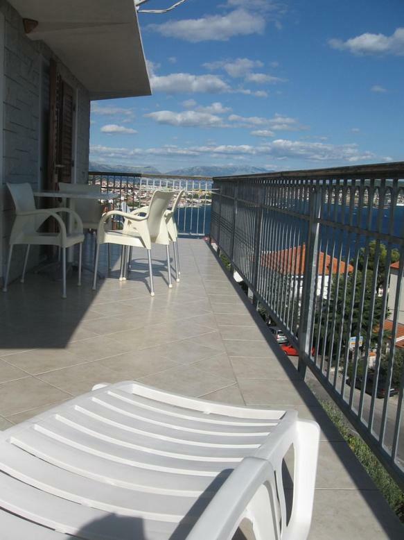 Apartment With Splendid Sea View Трогир Екстериор снимка